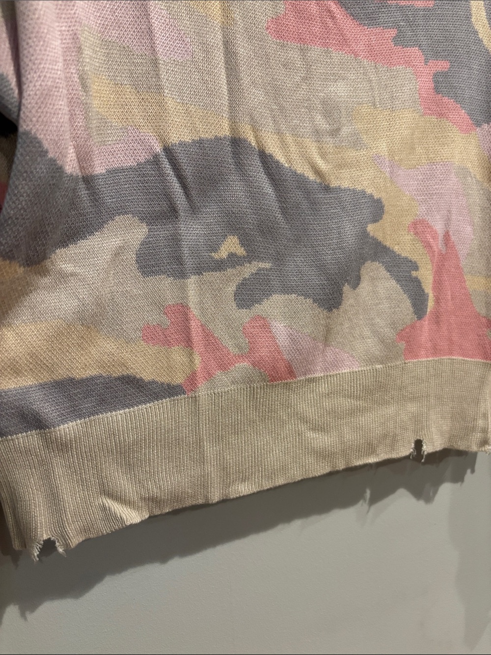 NWT Le Lis Pink Camo Distressed V-Neck Sweater - Picture 4 of 9